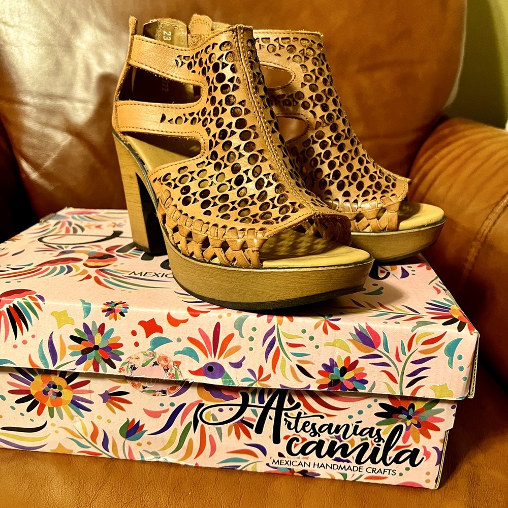 Hand made in Mexico, fun heeled sandals with zip back. Size 5.5/35.5